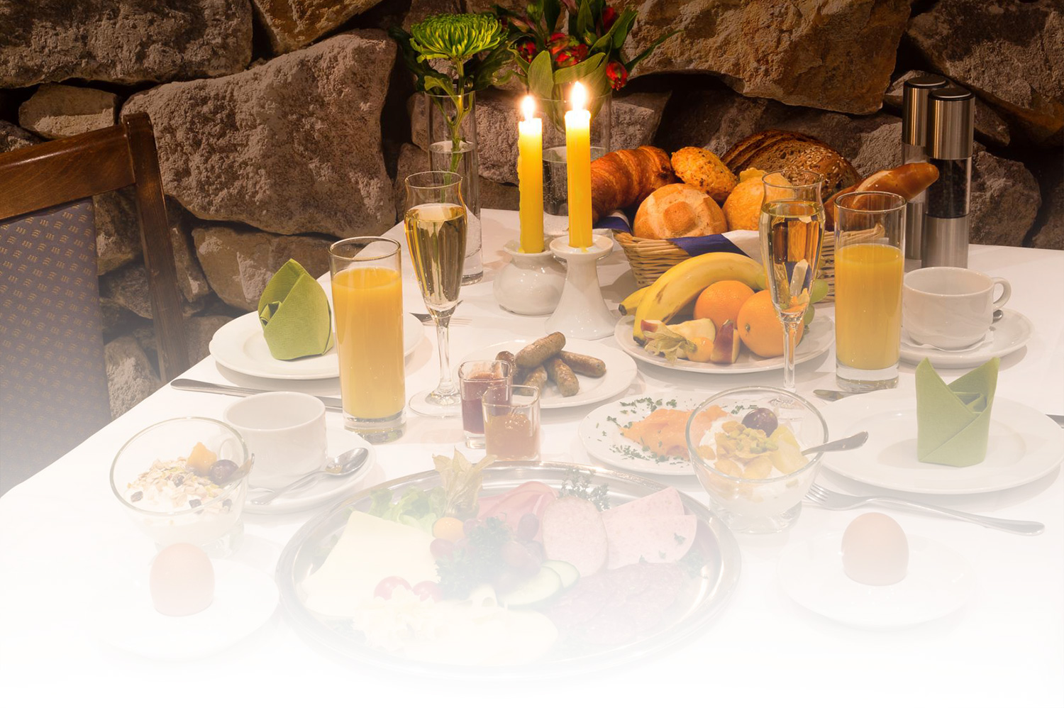 hotel mit restaurant nrw Reichlich gedeckter Frühstückstisch