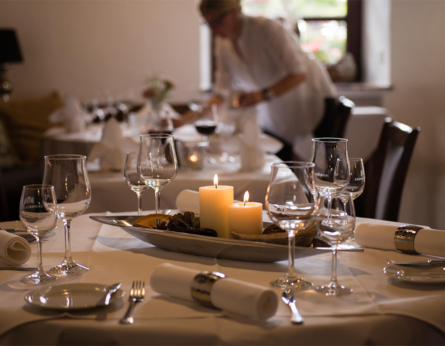 Speisen Hotel Klosterkrug Gedeckter Tisch im Refectorium