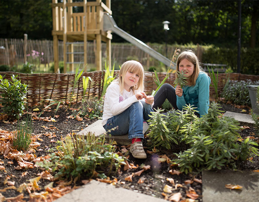 Kinder auf den Spielplatz vor dem Hotel